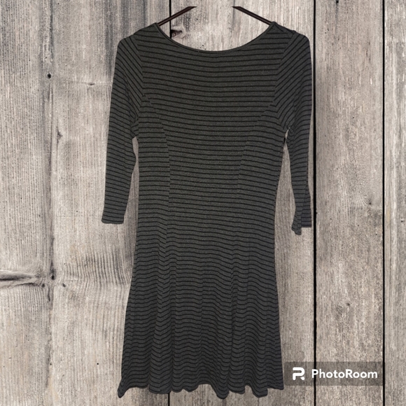 Womans Papaya Dress black and gray striped 3/4-sleeved - Picture 2 of 4